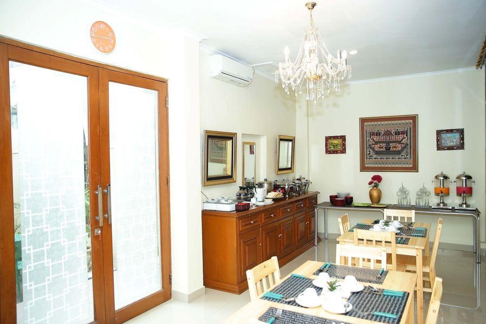 Arimbi Pejaten Suites Yakarta Exterior foto