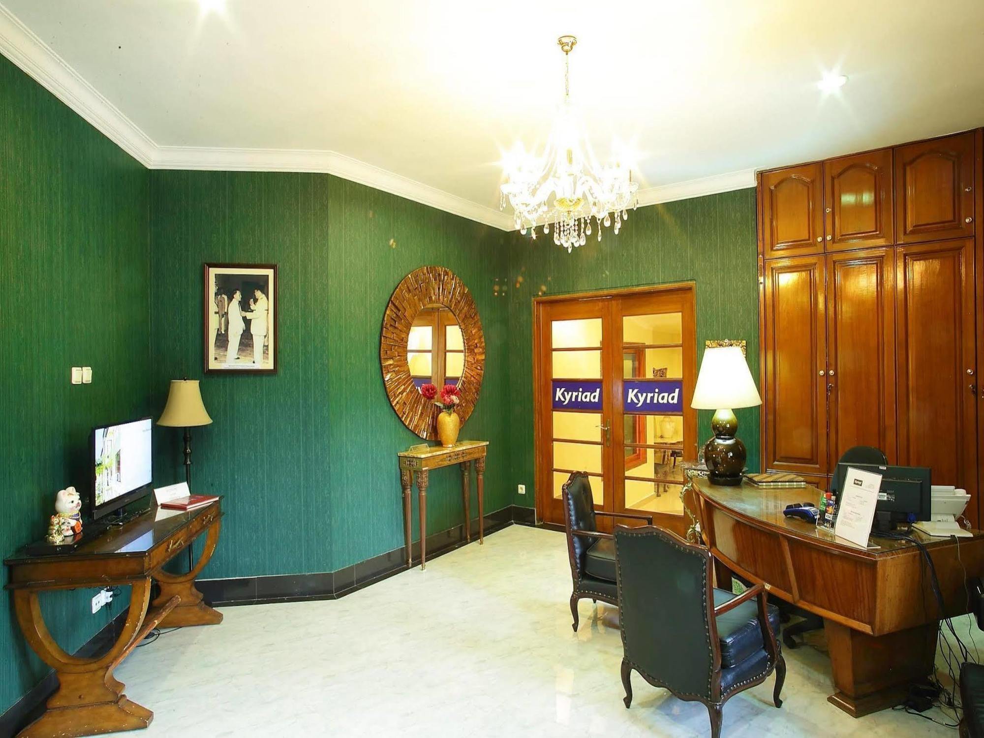 Arimbi Pejaten Suites Yakarta Exterior foto