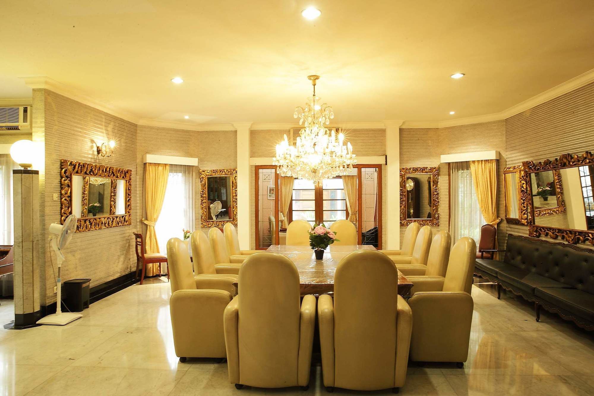 Arimbi Pejaten Suites Yakarta Exterior foto